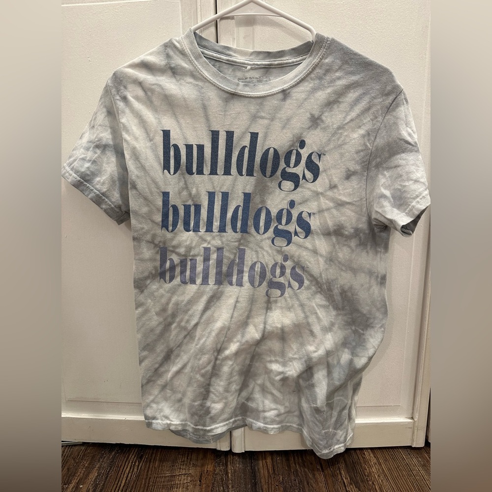 Bulldogs graphic tee! 🐶💙
